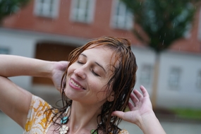 站在雨中淋雨的湿发女孩图片